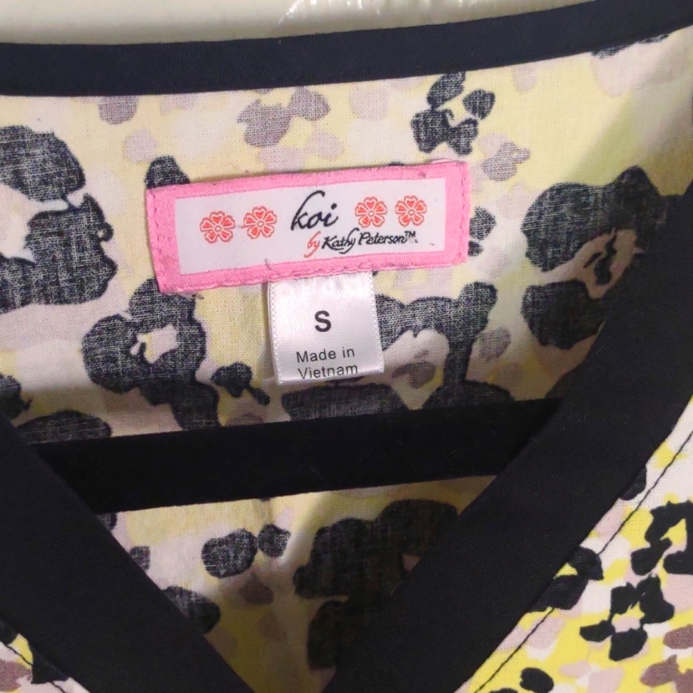 Koi scrub top - Picture 7 of 8